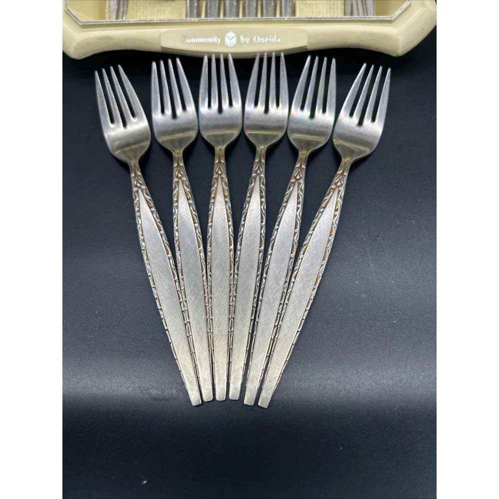 Oneida Venetia Community Stainless Flatware Set 30 piece w/tray SEE DETAILS